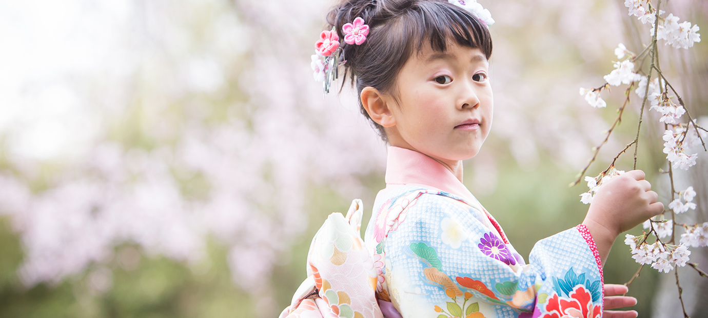 七五三衣装を着た7歳女の子