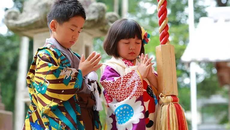 祈祷している子供