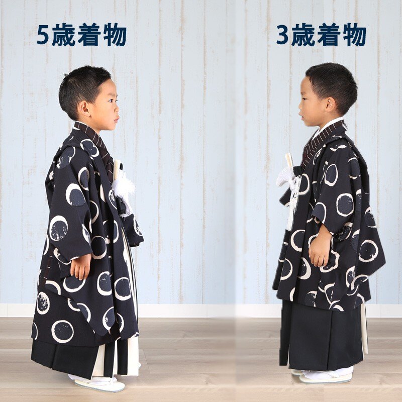 4歳男の子98cmが3歳と5歳用の着物を着た場合の比較画像